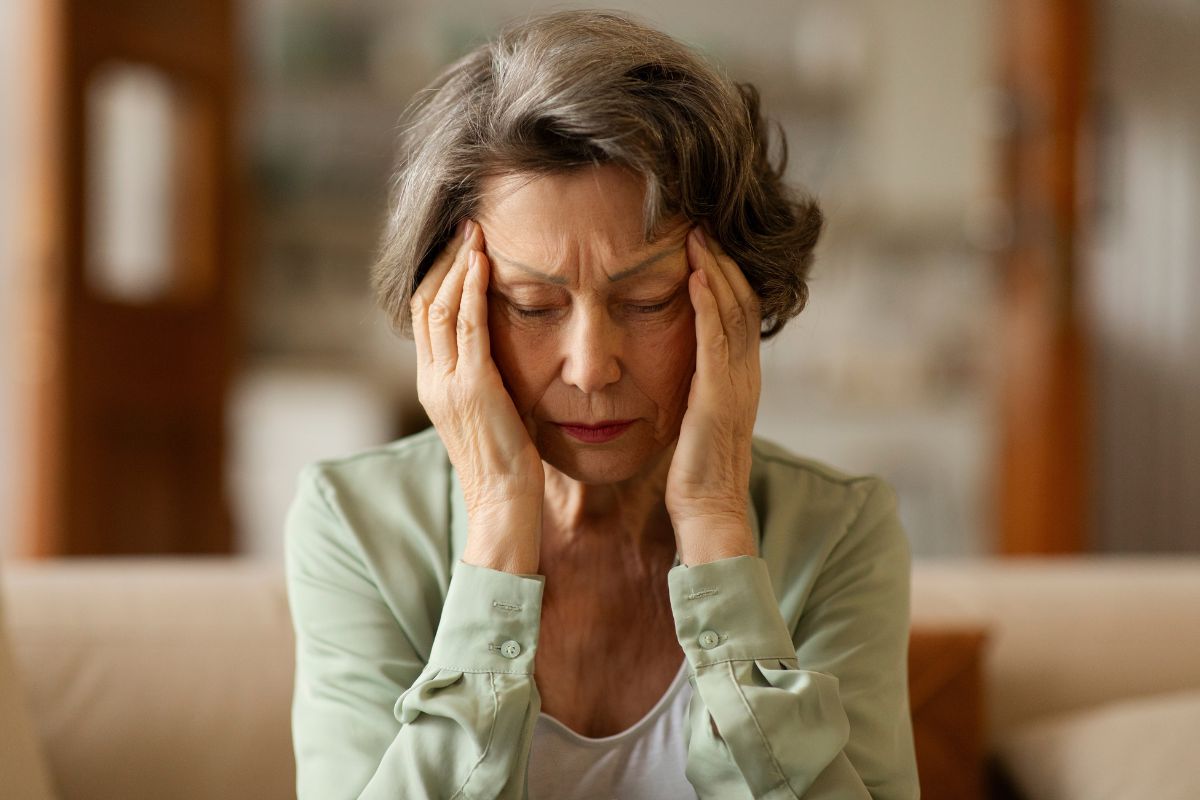 Załamana starsza kobieta