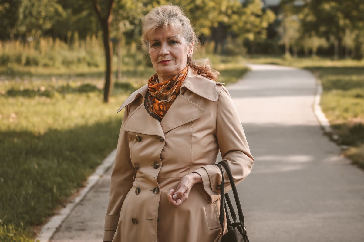 kobieta 60+ zamyślona i poważna