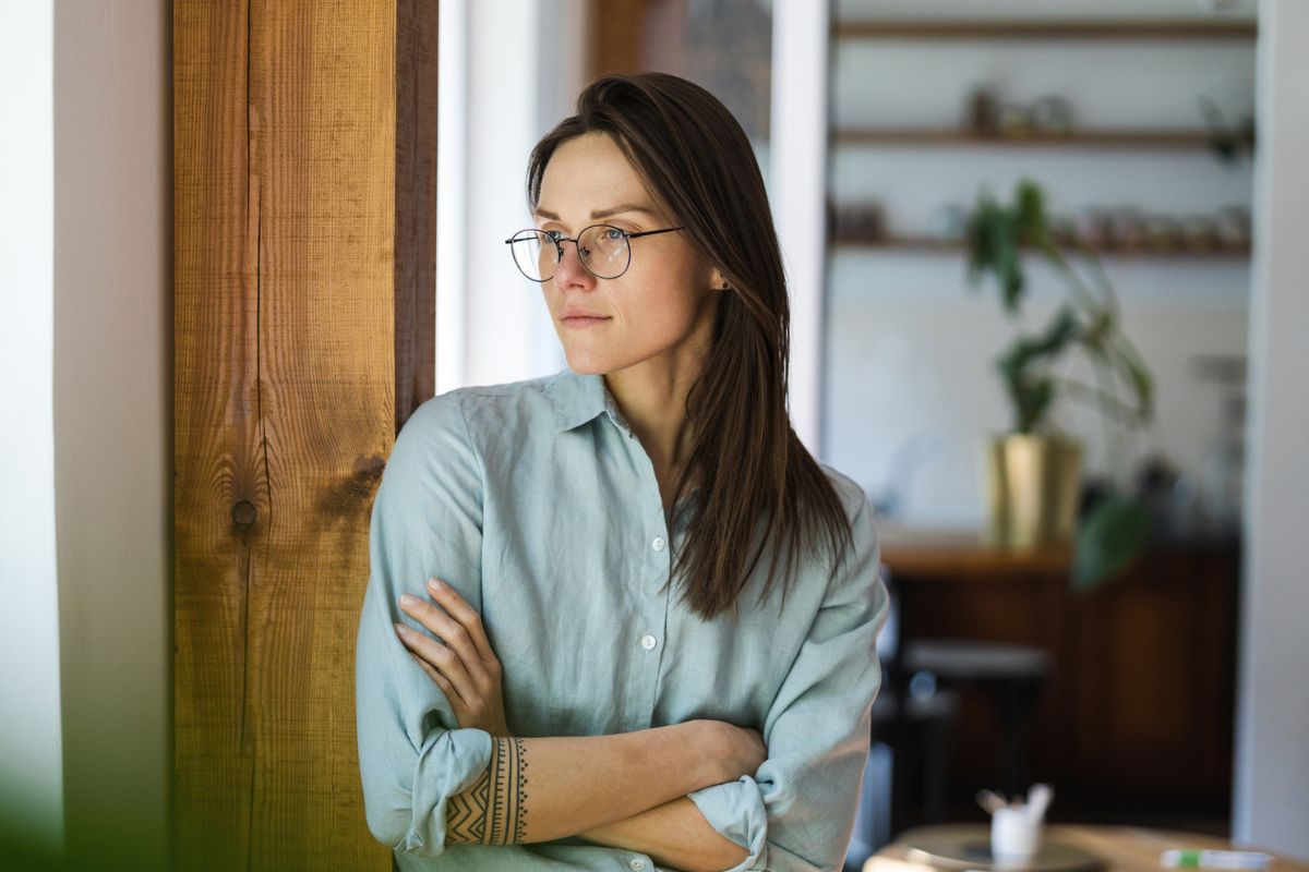 kobieta patrząca przez okno