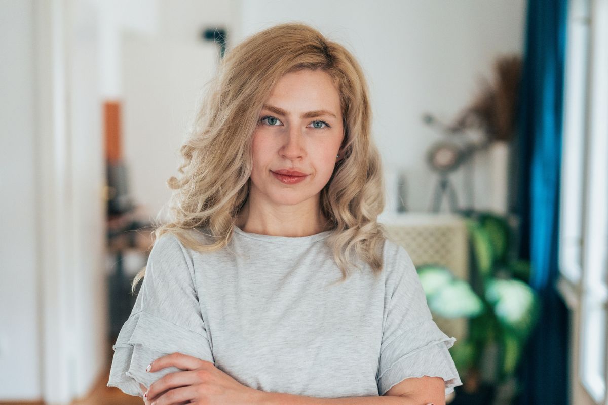 kobieta w blond kręconych włosach