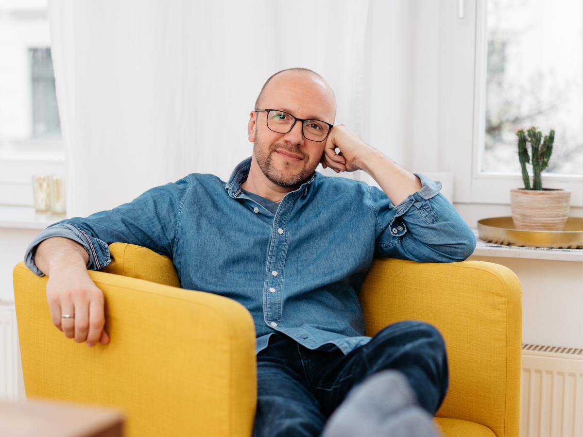 zamyślony mężczyzna