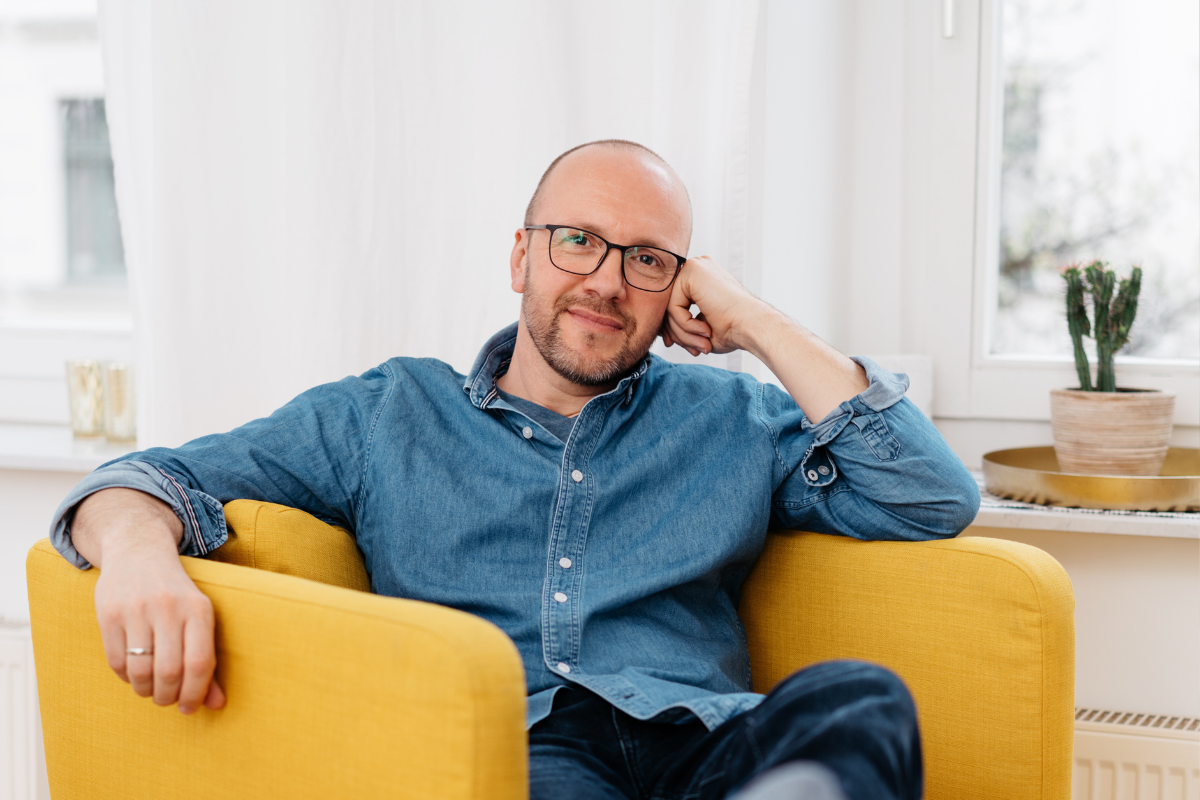 zamyślony mężczyzna