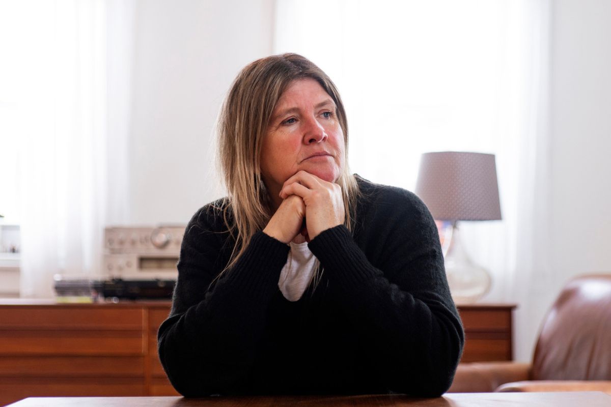 smutna kobieta w czerni