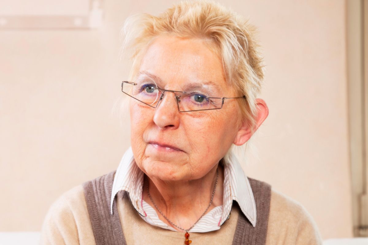 kobieta 50+ zamyślona i smutna