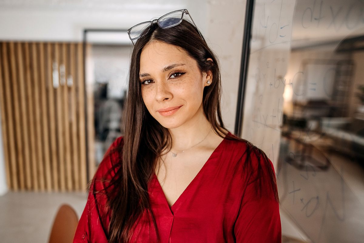 kobieta patrzy prosto w obiektyw aparatu