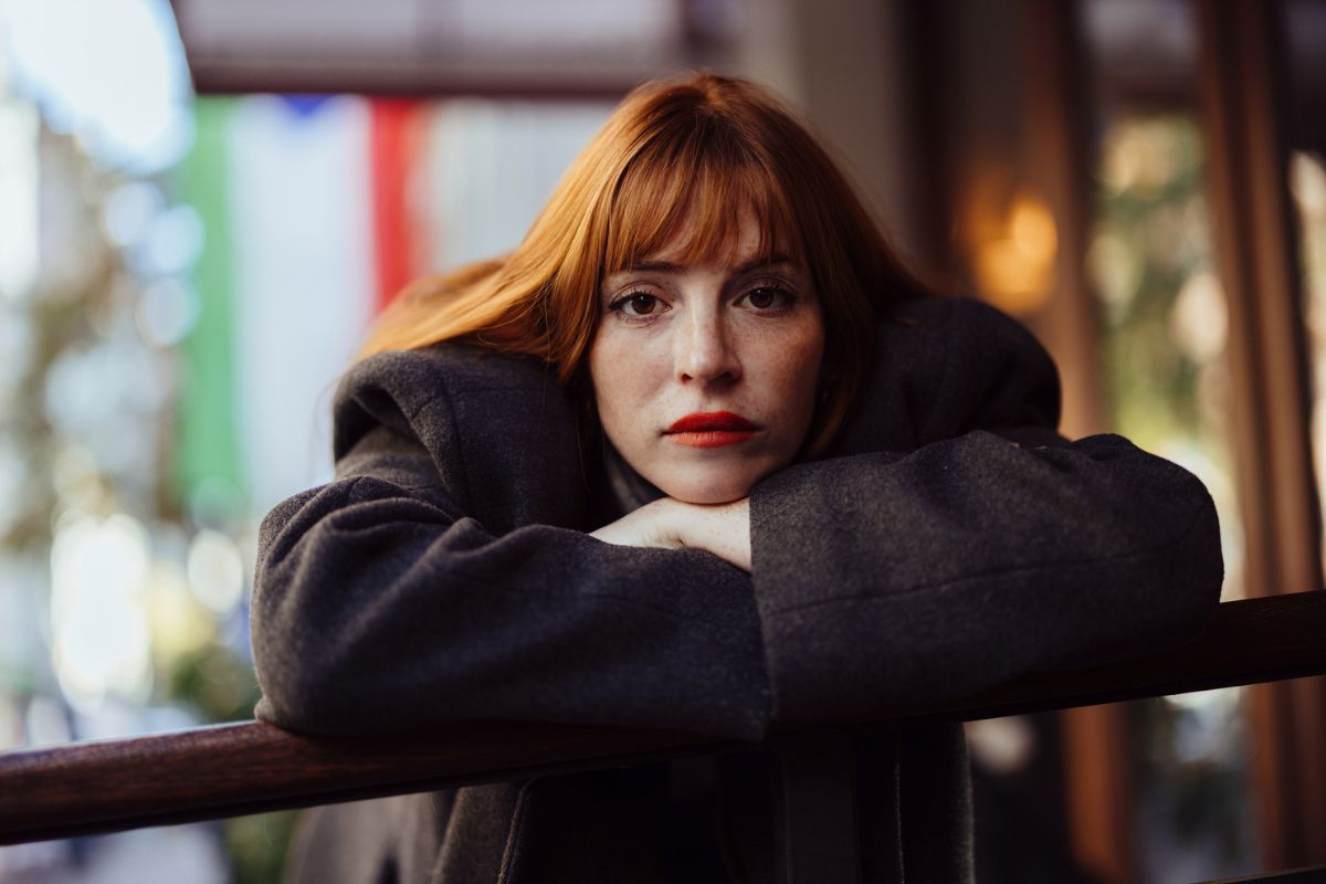 kobieta 30+ zamyślona i smutna