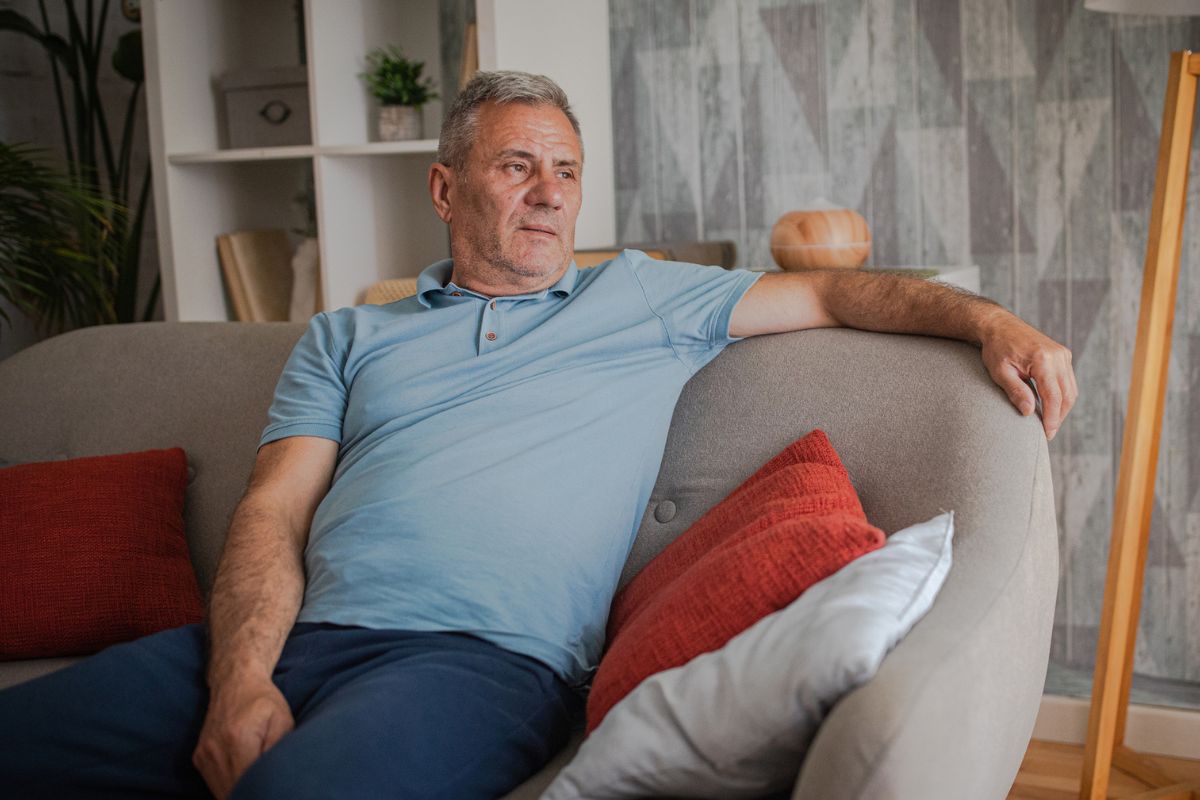 mężczyzna 60+ zamyślony