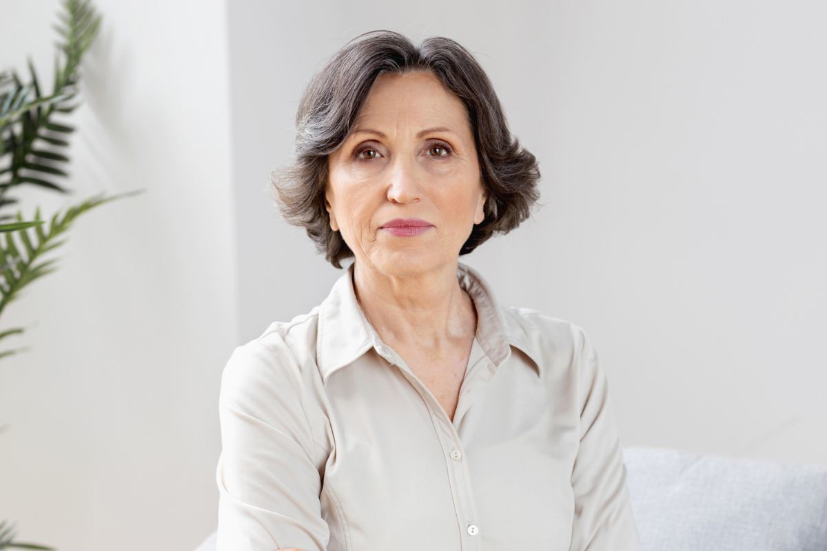 kobieta patrzy prosto w obiektyw aparatu