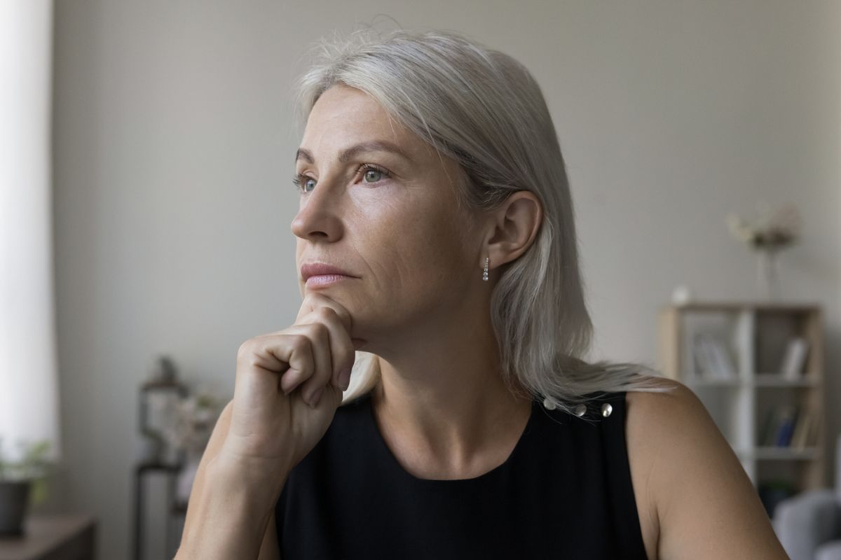 kobieta 40+ zamyślona i smutna