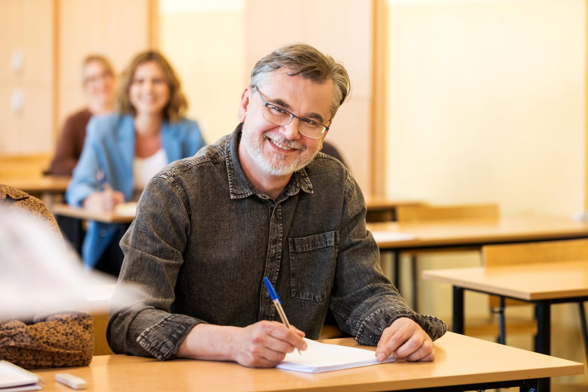 mężczyzna w szkole