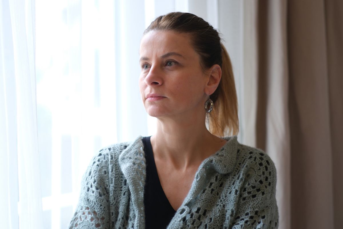 kobieta 40+ zamyślona i smutna