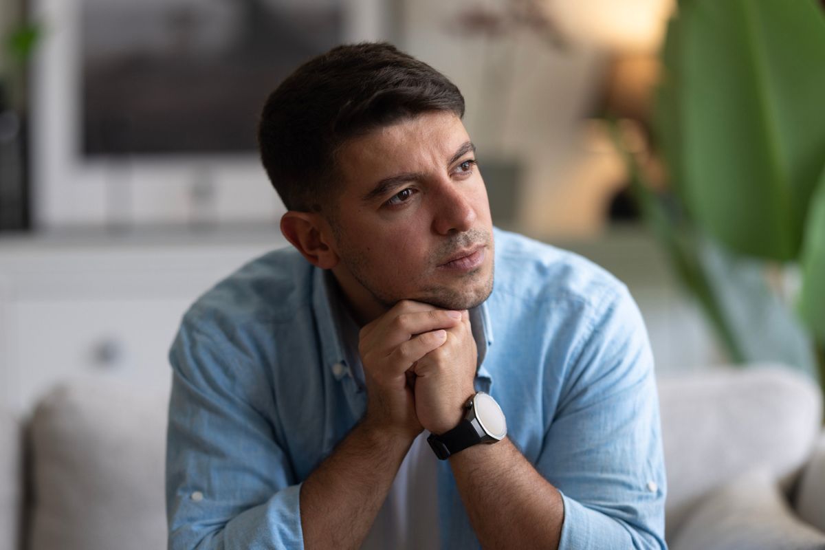 mężczyzna w domu na kanapie