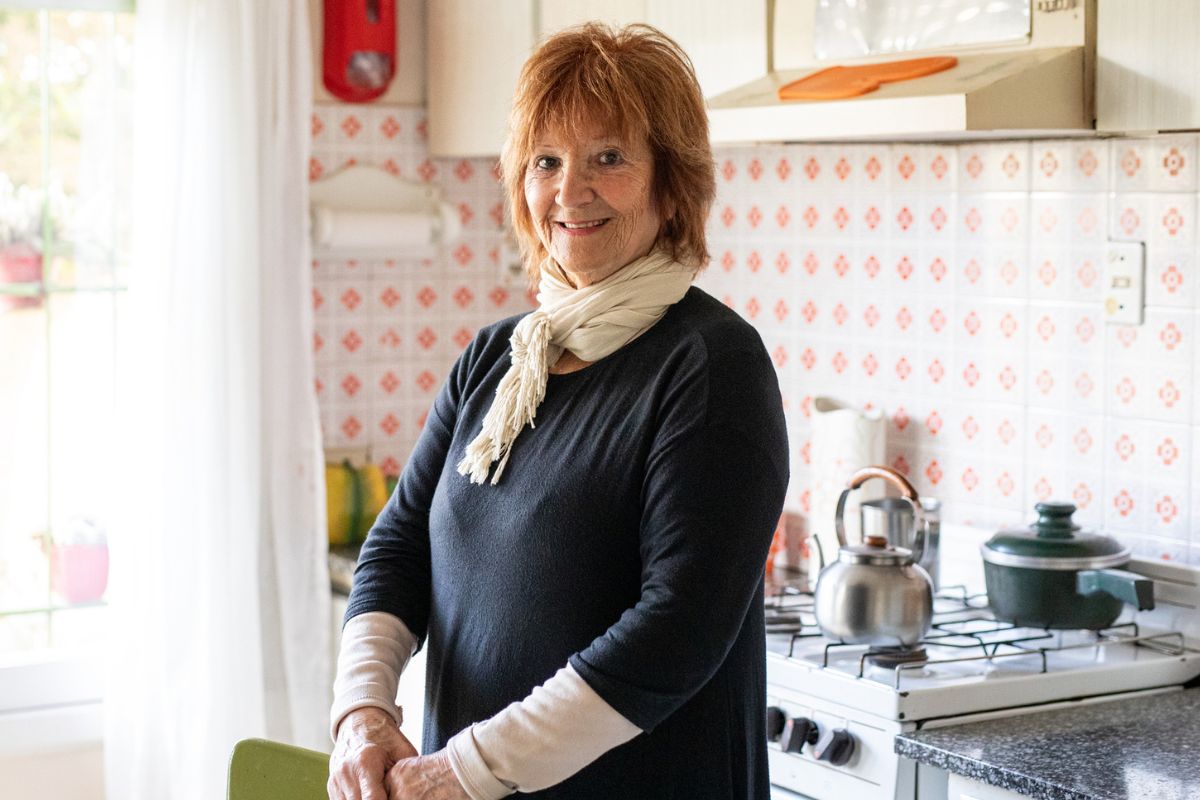 starsza kobieta w kuchni