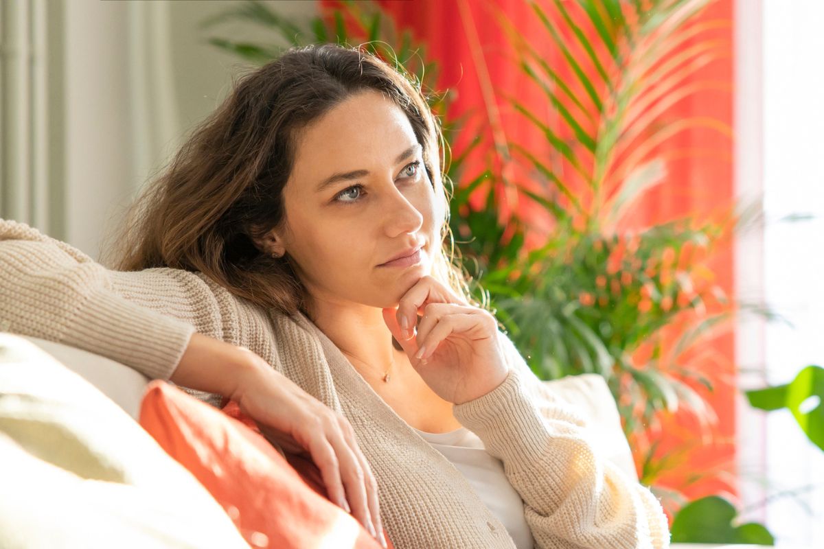 kobieta zamyślona i poważna