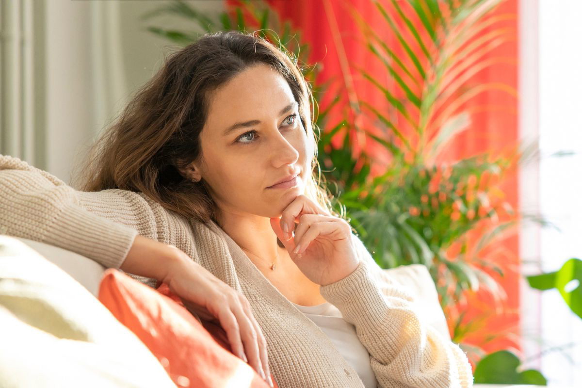 kobieta zamyślona i poważna