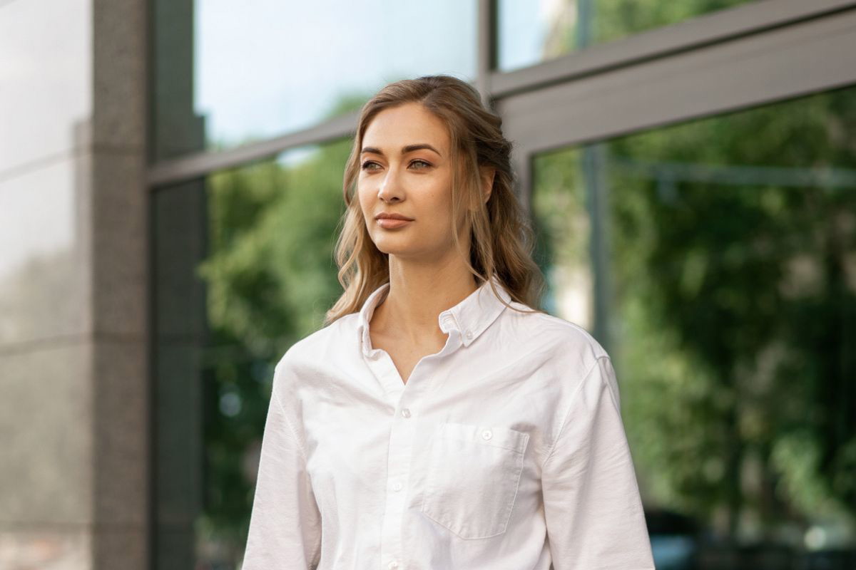 kobieta zamyślona i patrząca w dal