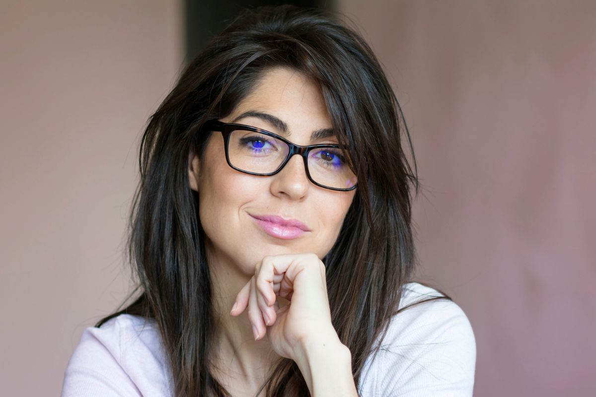 kobieta patrzy prosto w obiektyw aparatu