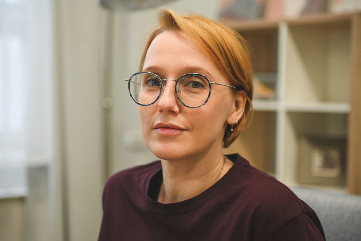 kobieta patrzy prosto w obiektyw aparatu