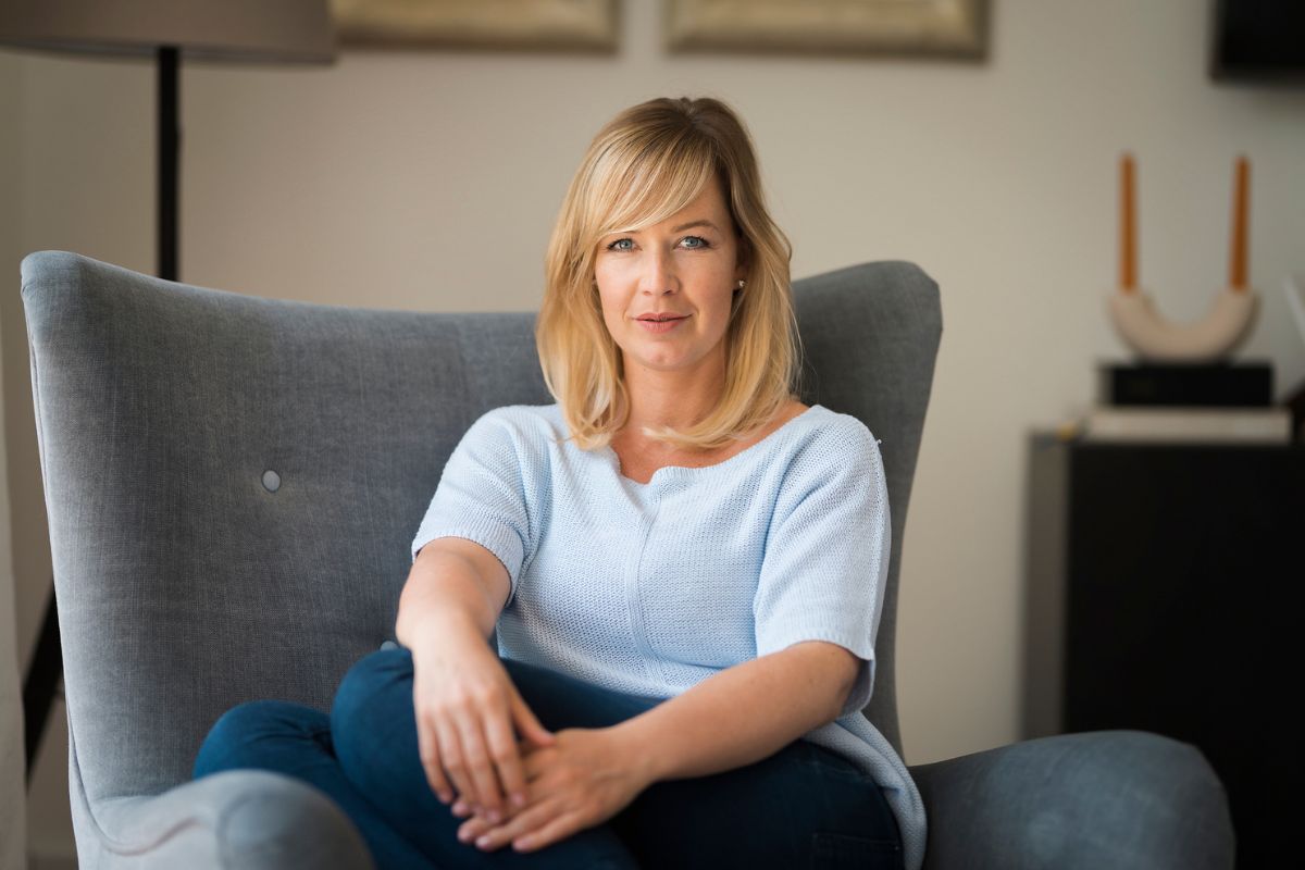 kobieta patrzy prosto w obiektyw aparatu