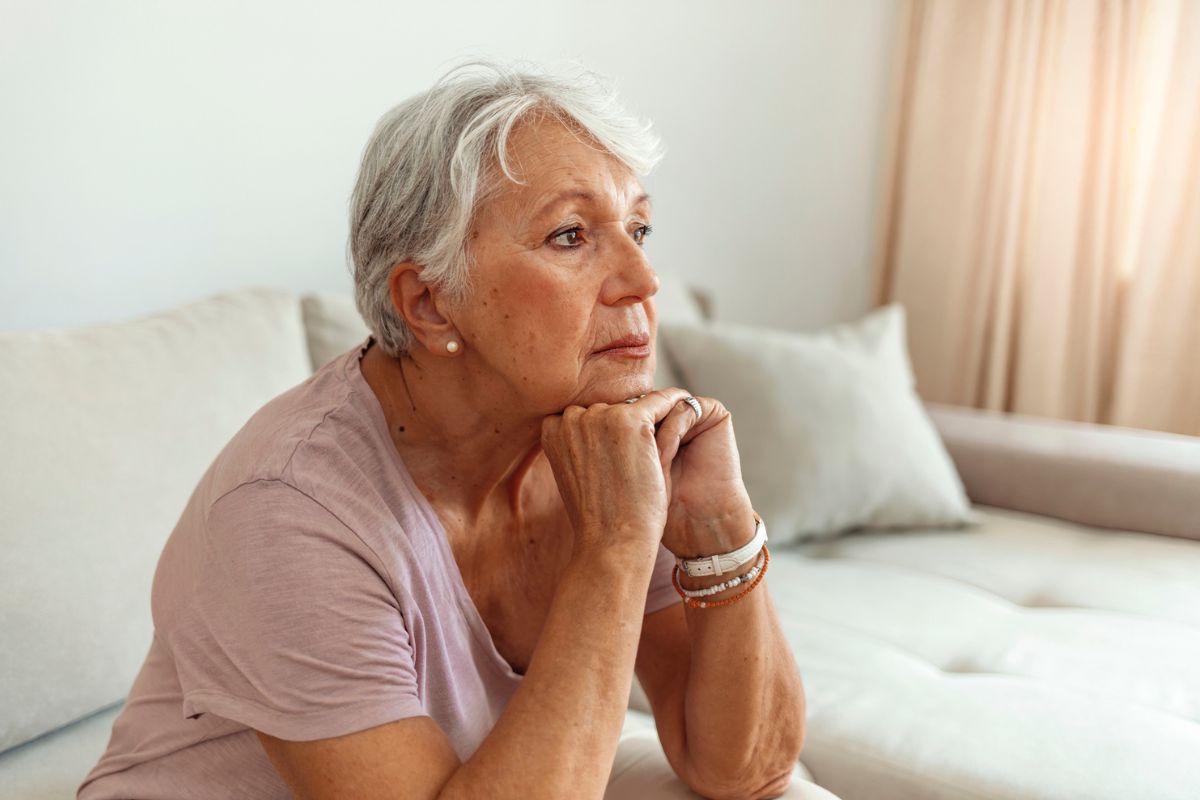 kobieta 60+ zamyślona i smutna