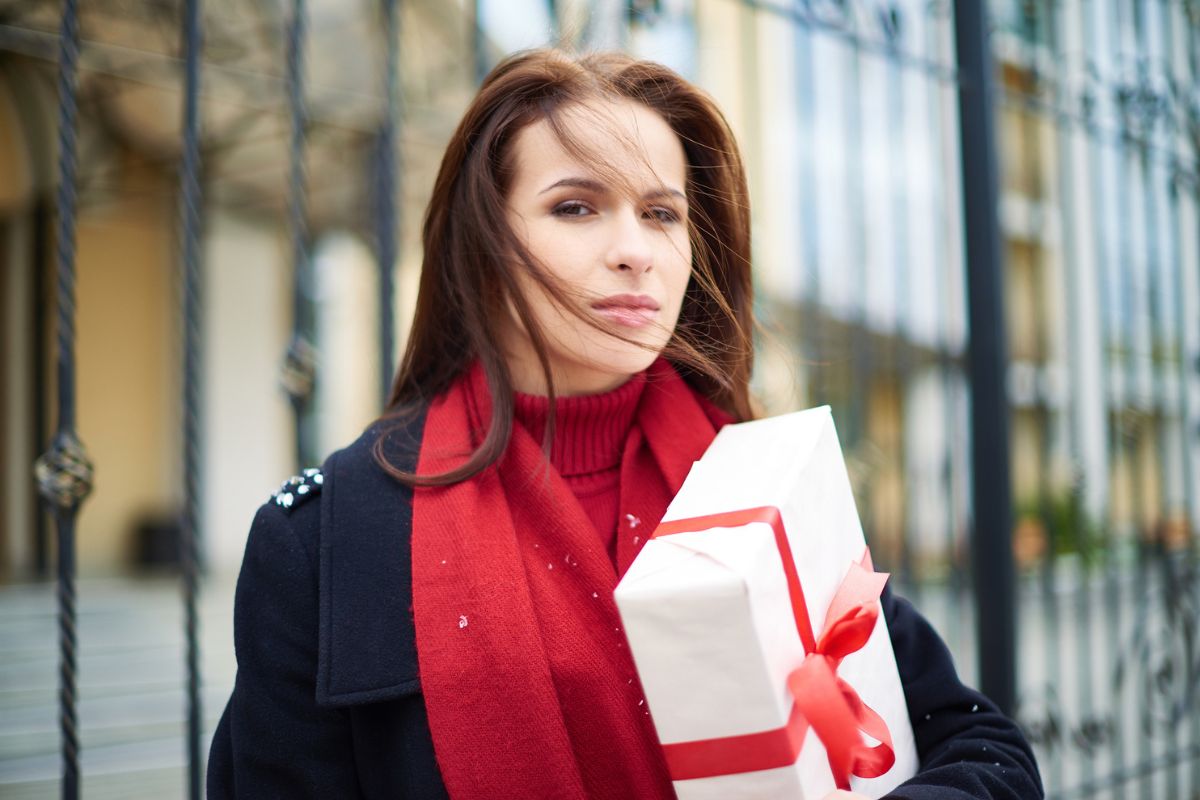 kobieta z prezentem