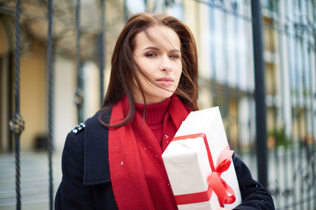 kobieta z prezentem