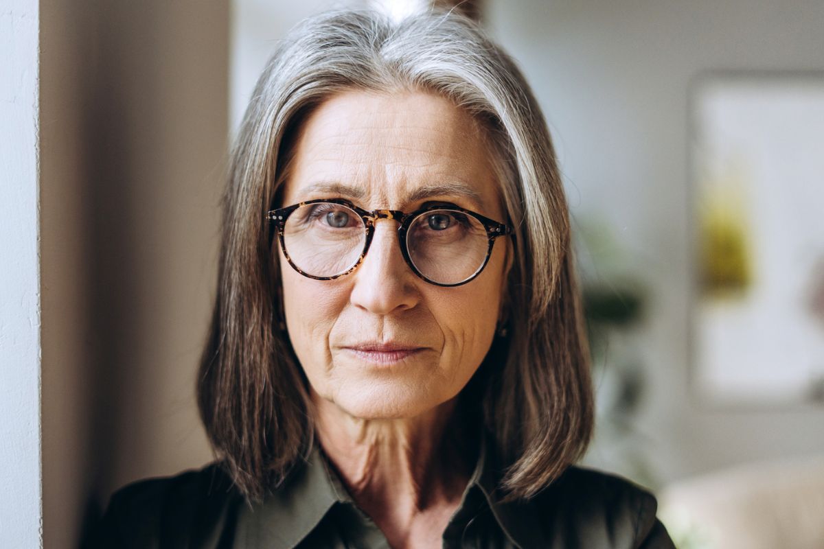 kobieta 60+ zamyślona i smutna