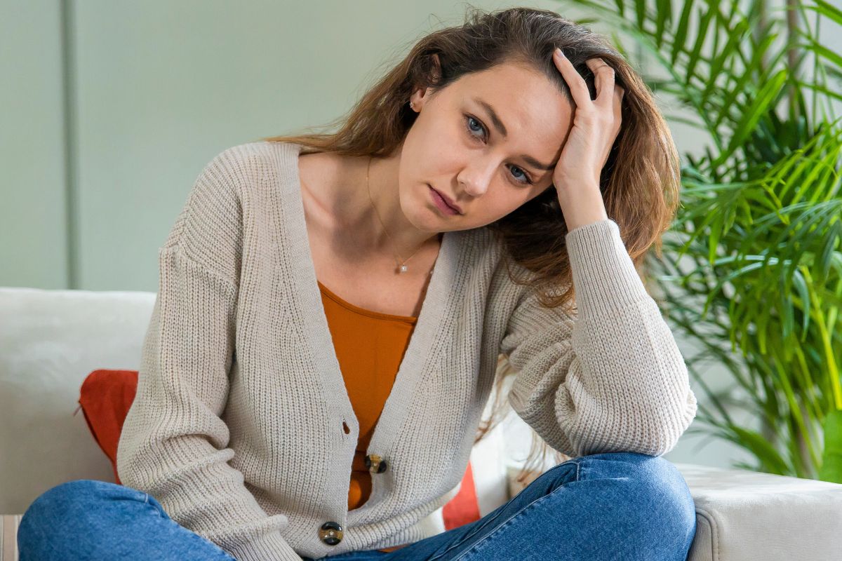 Zmartwiona młoda kobieta