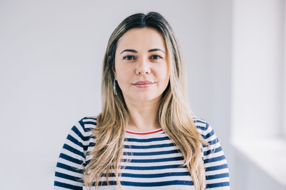 pani w bluzce w paski