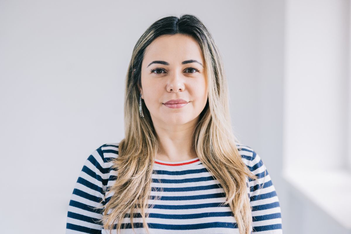 pani w bluzce w paski