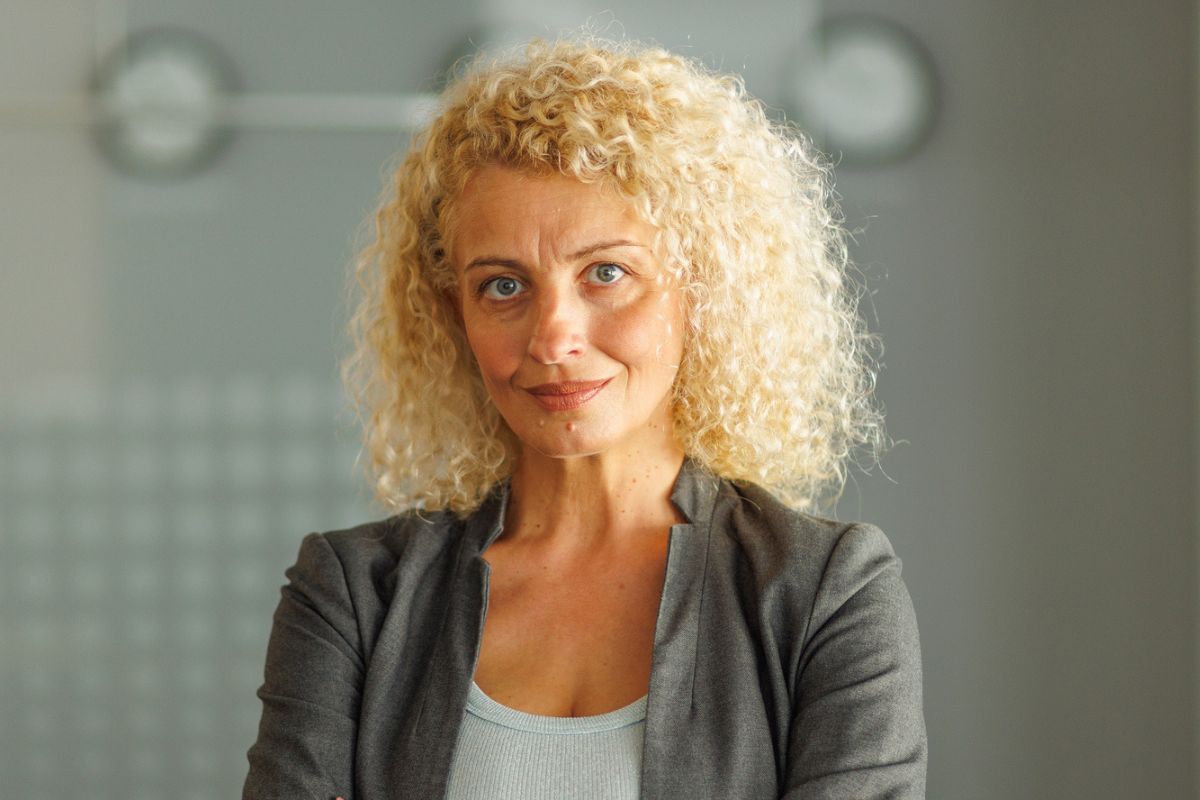 kobieta 40+ patrzy prosto w obiektyw aparatu