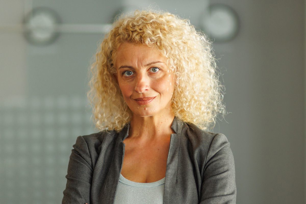 kobieta 40+ patrzy prosto w obiektyw aparatu