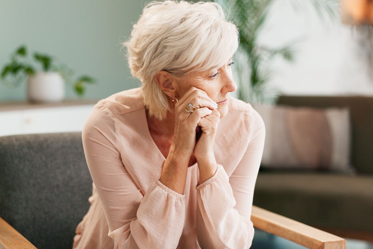 Zamyślona starsza kobieta