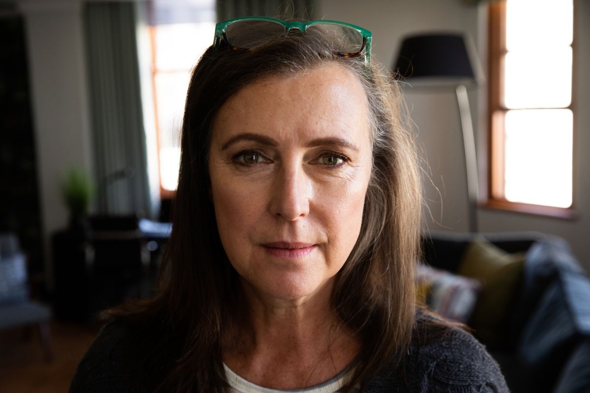 kobieta 50+ patrzy prosto w obiektyw aparatu