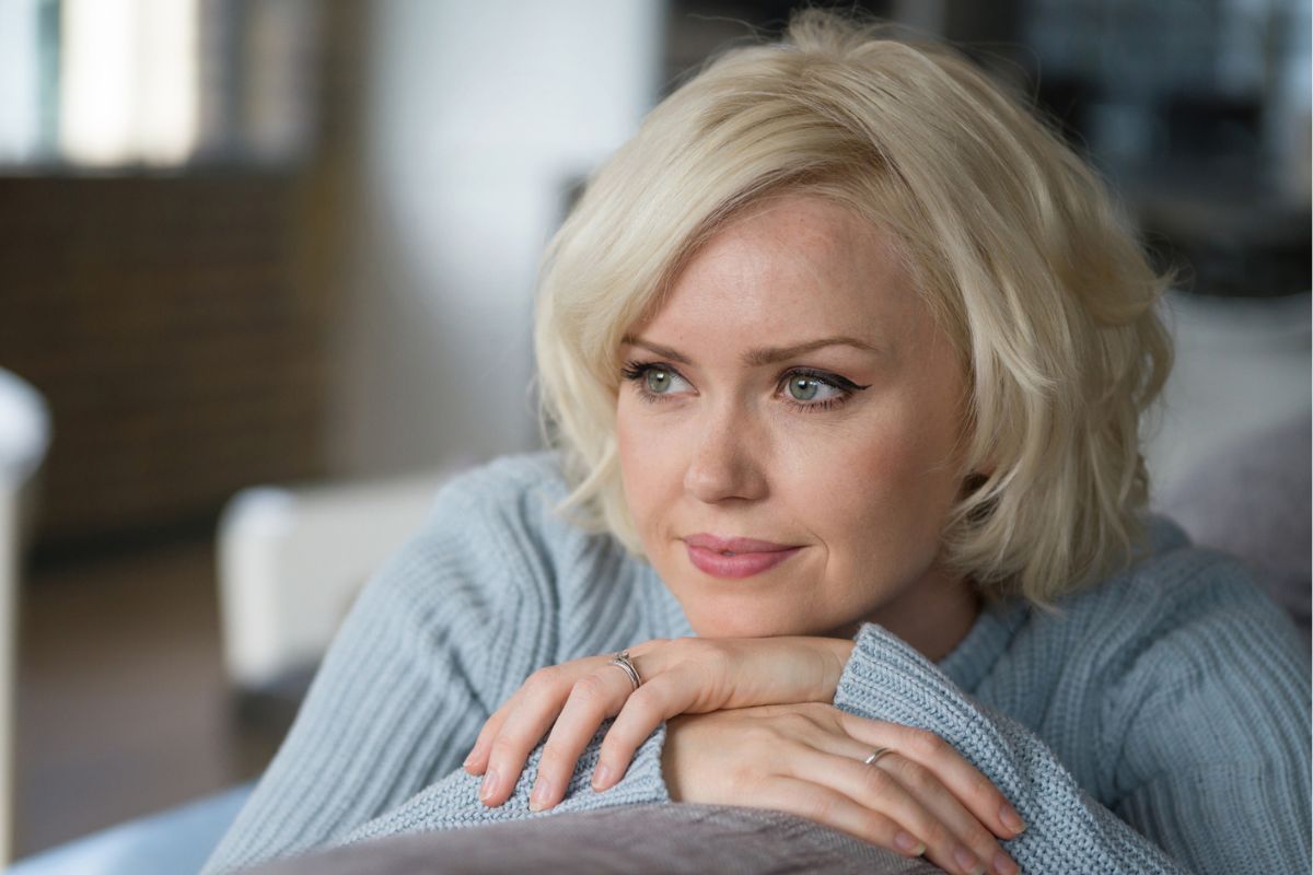 kobieta w krótkich włosach blond