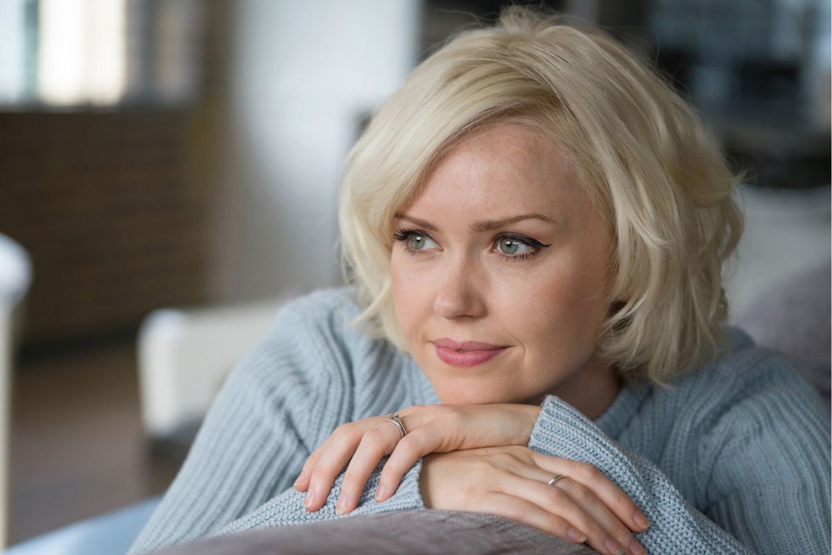 kobieta w krótkich włosach blond