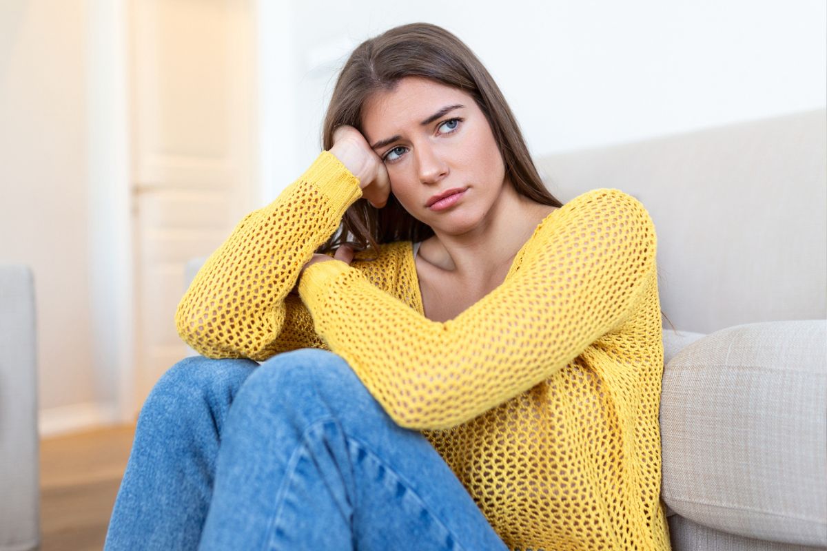 kobieta zamyślona i smutna