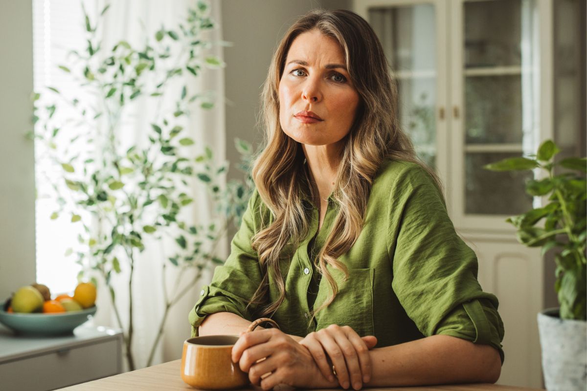 kobieta 50+ zamyślona i smutna