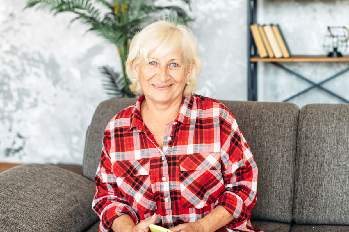 starsza kobieta na kanapie