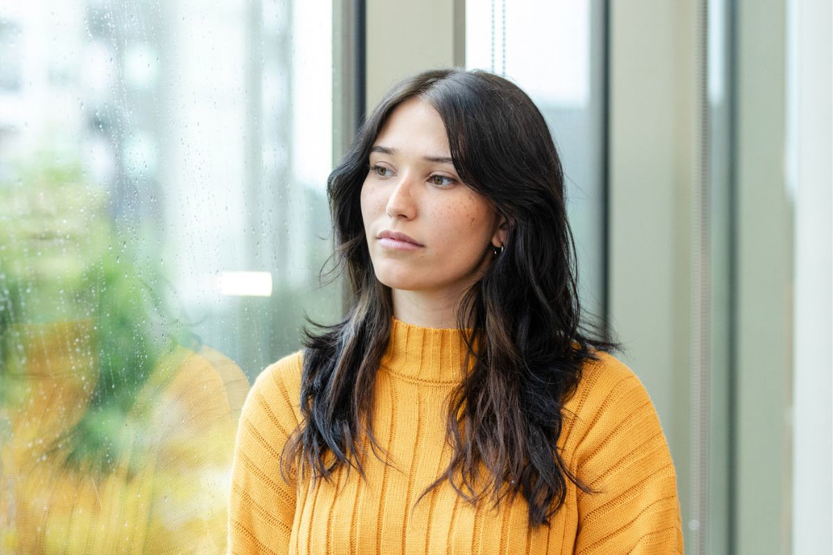 kobieta w żółtym swetrze