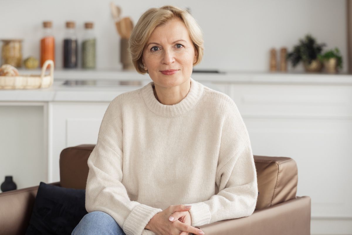 kobieta po 60 na fotelu