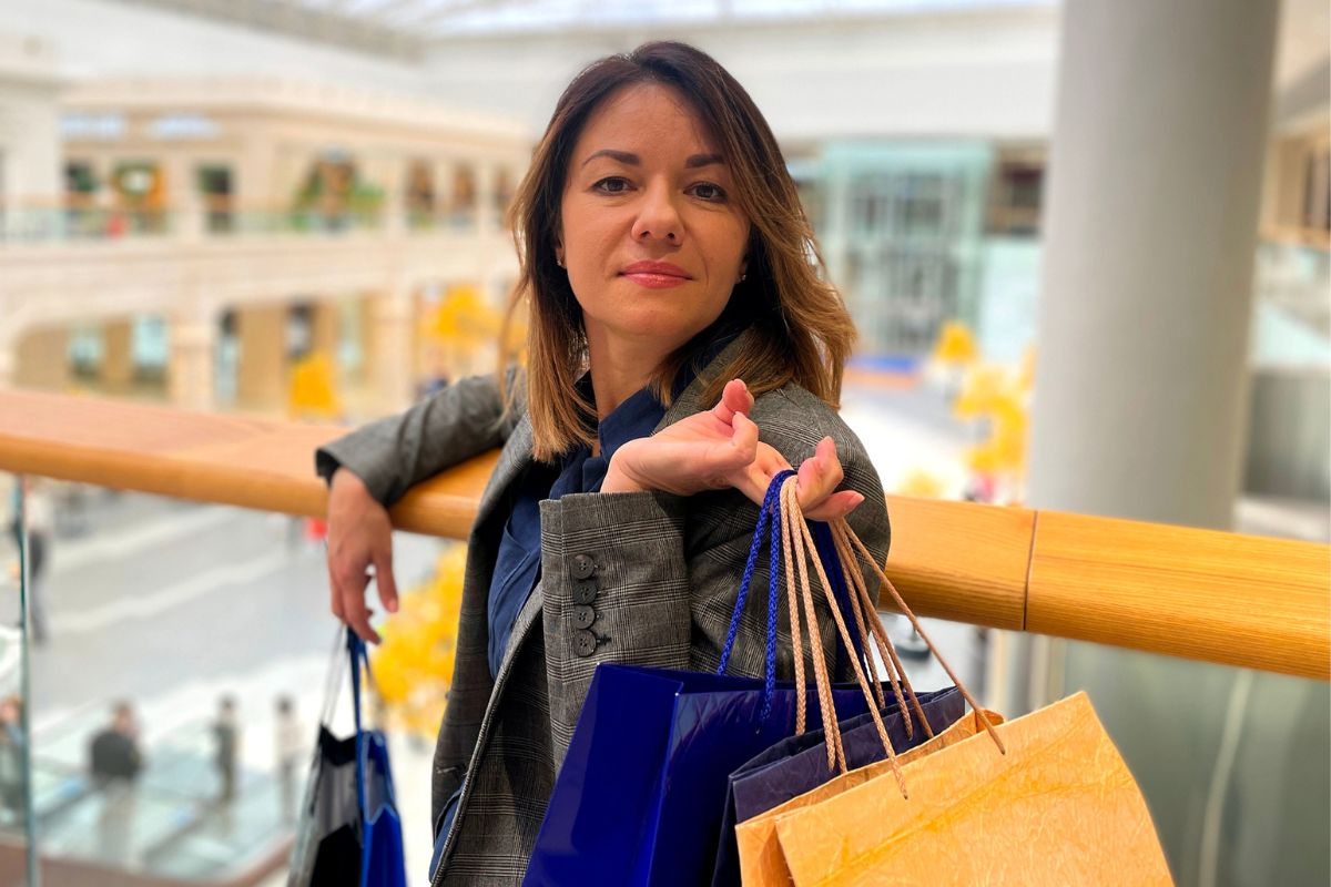 kobieta 40+ w centrum handlowym