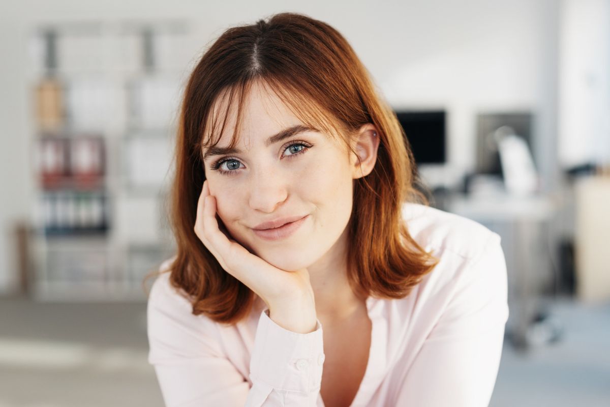 uśmiechnięta kobieta w rudych włosach