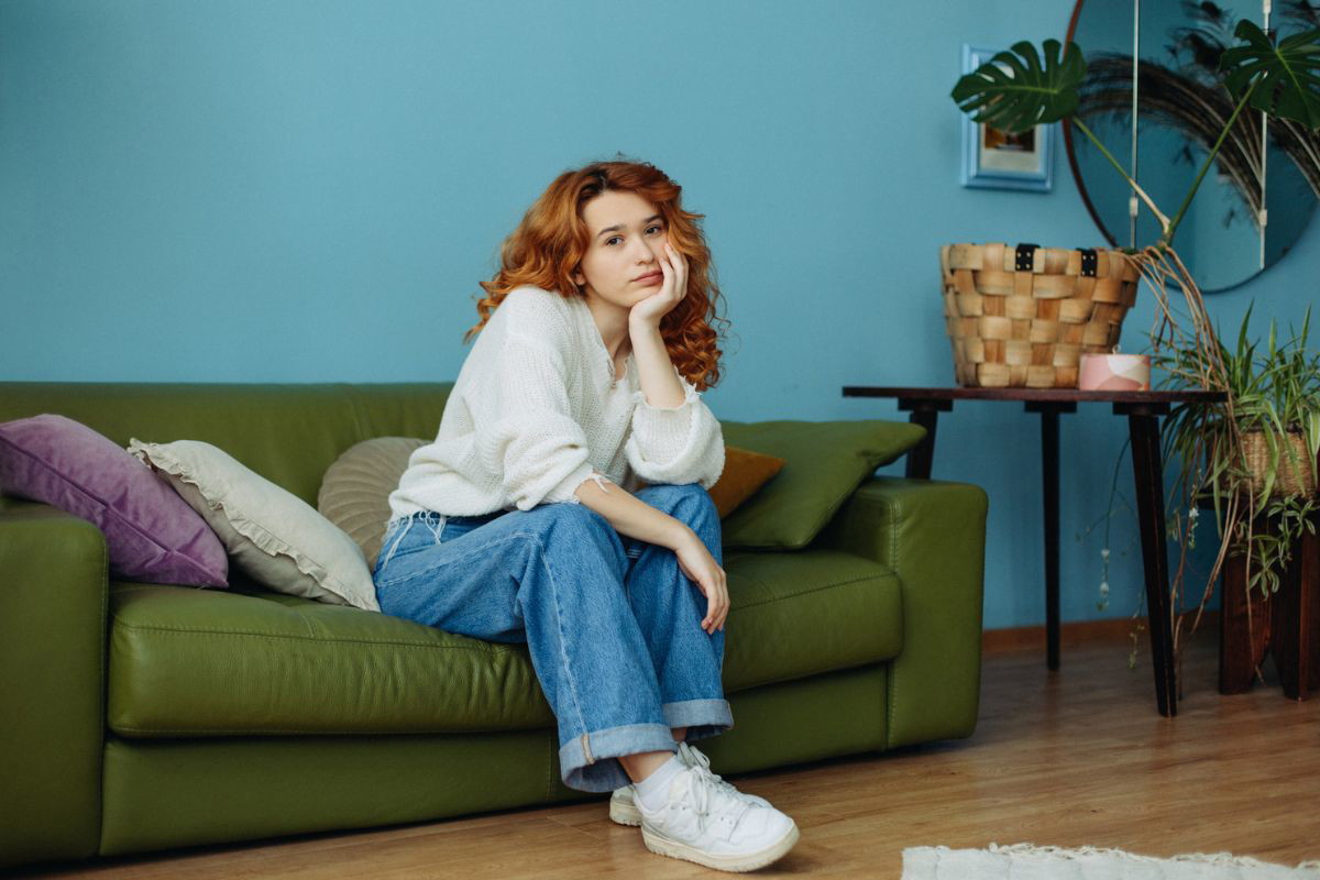 kobieta 20+ zamyślona i smutna