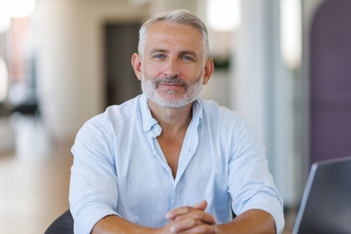 siwy mężczyzna po 50