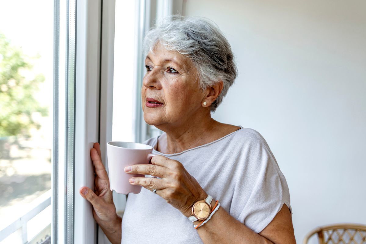 kobieta zamyślona i smutna