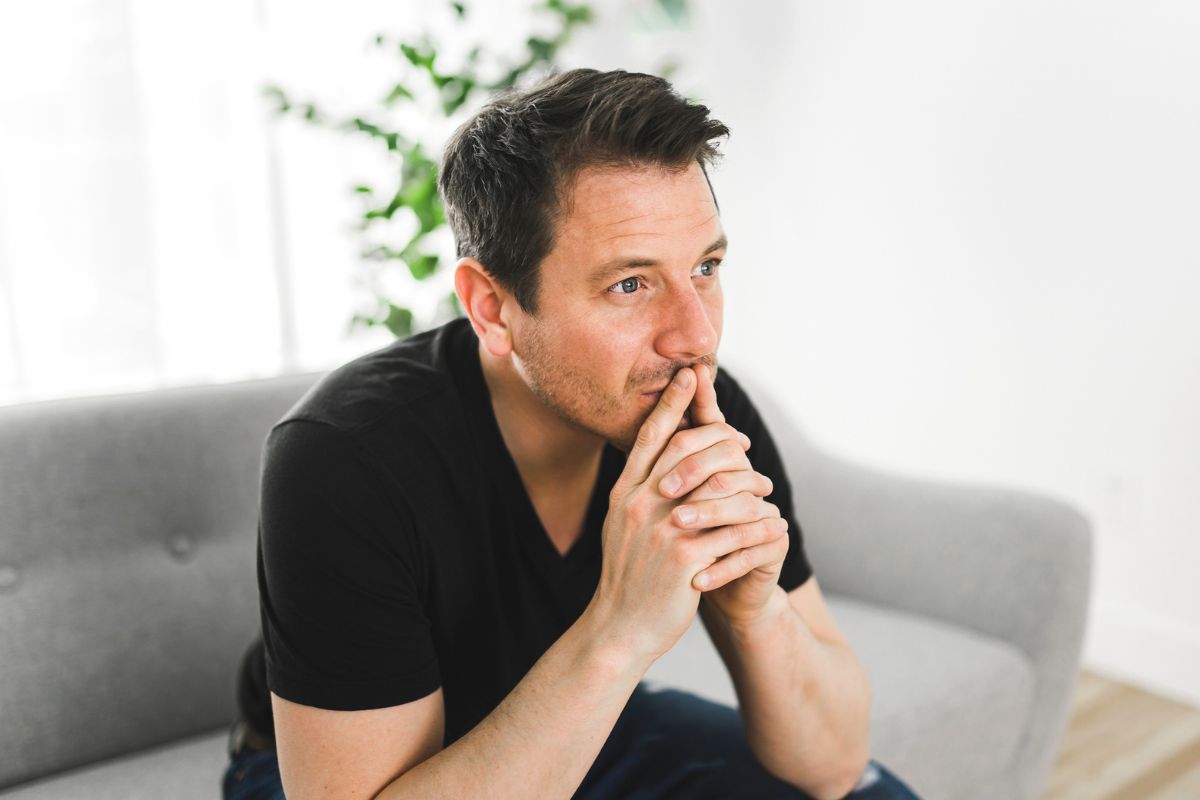 facet w czarnej koszulce