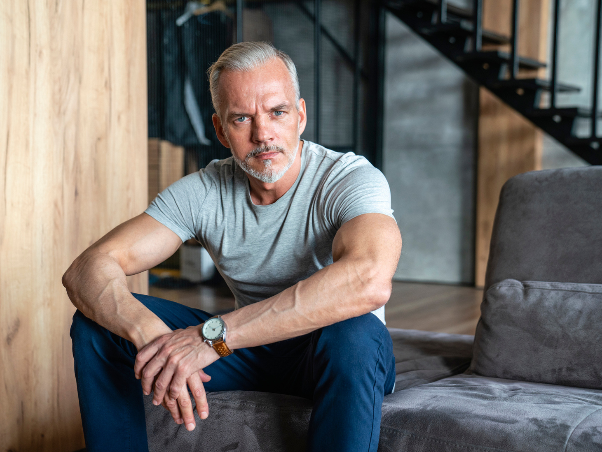 zszokowany mężczyzna