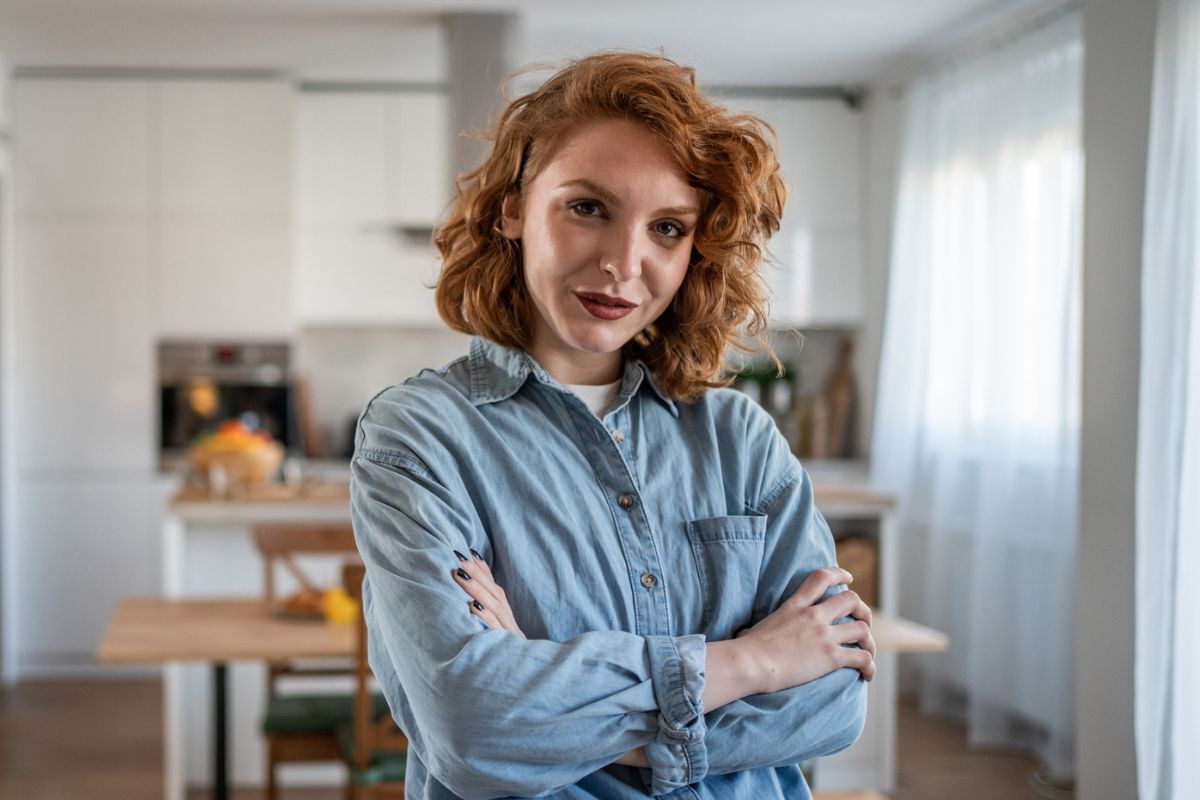 kobieta 30+ patrzy prosto w obiektyw aparatu