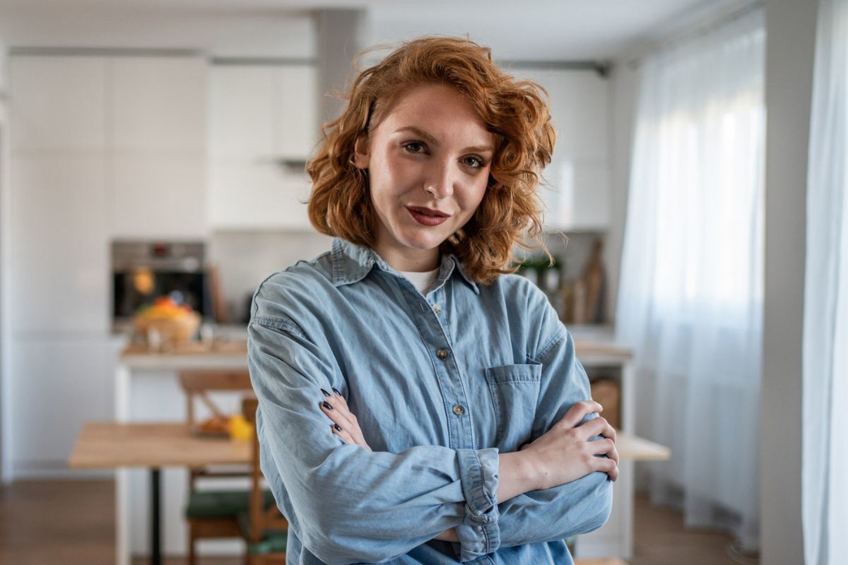 kobieta 30+ patrzy prosto w obiektyw aparatu